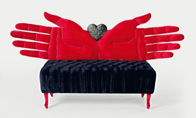 Čierne červené kreslo v butikovom vzhľade a farbe Čierne červené kreslo v butikovom vzhľade, nábytok z čiernej farby a sicis