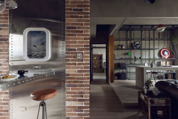 Návrh stien bytu cementovou omietkou Barová stolička-tehlová stena-drevená podlaha-kožený box