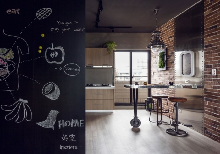 byt pre jediného inžiniera na Taiwane čierna-tabuľa-drevená podlahová závesná lampa-barová stolička