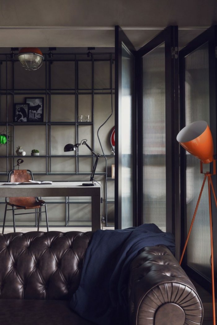 Študovňa študovne kovových stojacích lamp Polička na čítanie pracovného priestoru-poličky-kožená stolička