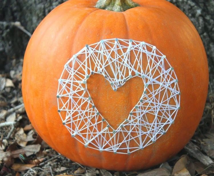 urobte si svoje vlastné obrázky nití-nechty-jesenné-tekvicové-srdce