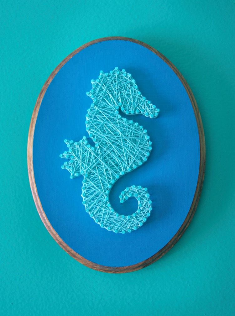 nite-obrázky-klince-morský koník-drevo-modrá-priadza