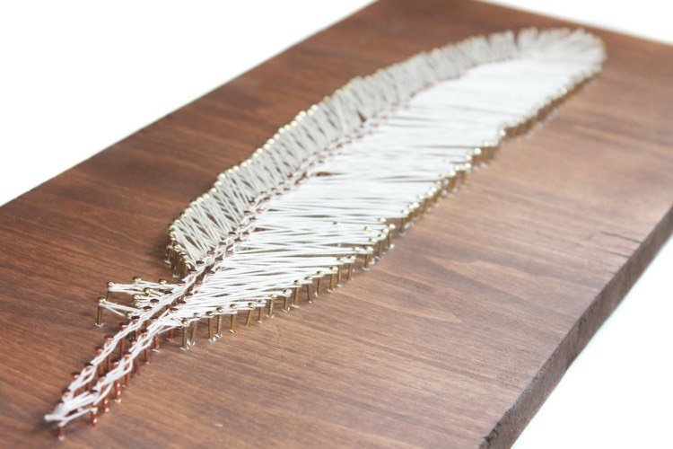 nite-obrázky-klince-perie-biela-niť-na-drevo