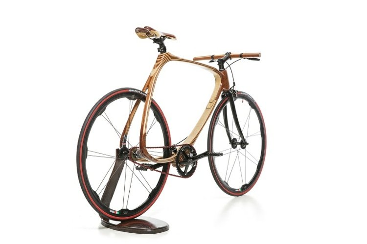 Bicykel vyrobený z uhlíka a dreva váži iba 9 kg Stojanový bicykel vyrobený z uhlíkových a drevených koncoviek rámu pneumatiky