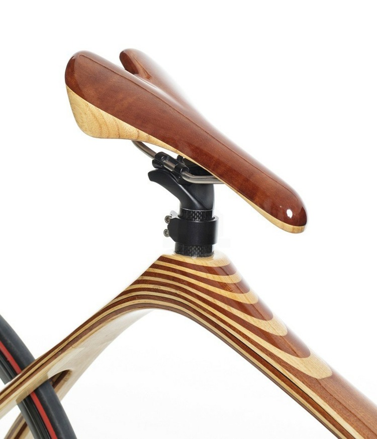 Cyklistické sedlo je tiež vyrobené z červenkastého mahagónu a svetlého popola sedlový bicykel s mahagónovým vzorom vyrobený z uhlíka a dreva
