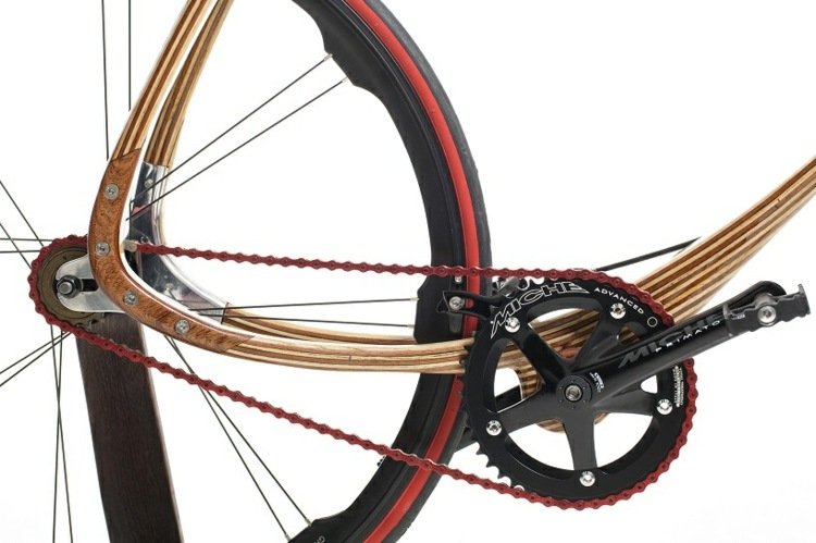 Bicykel vyrobený z uhlíka a dreva - reťaz a prevody reťazový reťazový bicykel vyrobený z uhlíkových a drevených pedálov so špicatými pneumatikami