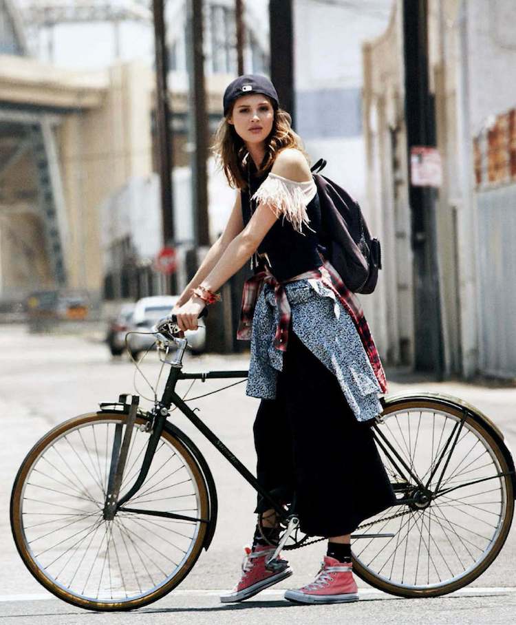 Oblečenie v pouličnom štýle - čiapka, skľučovadlá a nadmerné oblečenie bike-fashion-women-outfits-chucks-cap-urban-street-style