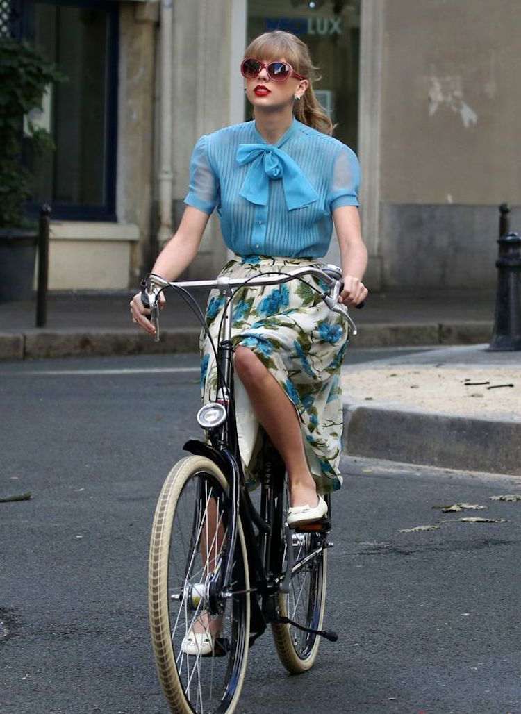 Vintage outfit od Taylor Swift pri jazde na bicykli bike-fashion-women-outfits-vintage-sukňa-kvetinový-vzor-taylor-swift