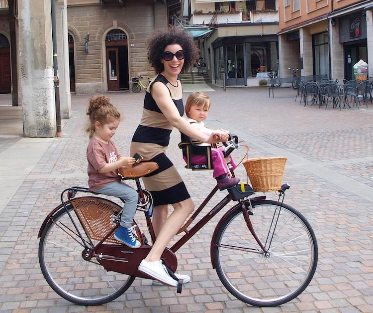 skvelá mama s dvoma deťmi jazdiaca na bicykli po meste DIGITÁLNA KAMERA OLYMPUS
