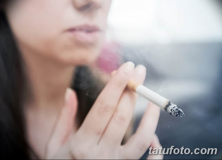 A tetoválás elhalványulását okozó tényezők - fotó - dohányzás