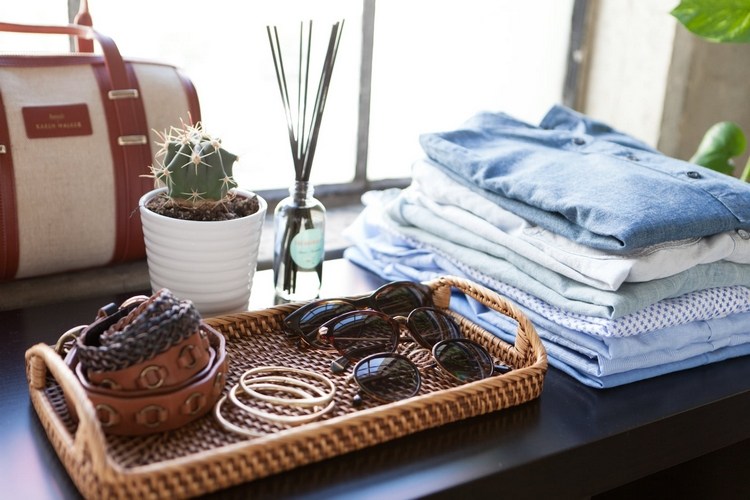 Hladko vyžehlené košele a slnečné okuliare usporiadané v hotelovej izbe