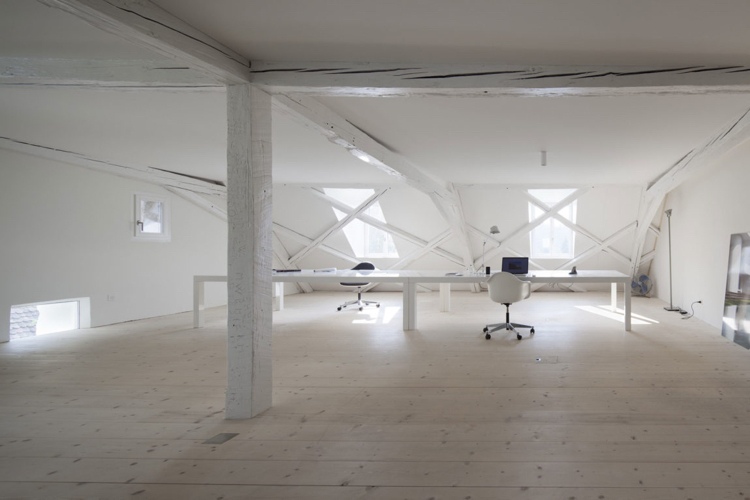 rodinná práca-dom-kancelária-moderný-biely-trám z dreva-jednoduchý