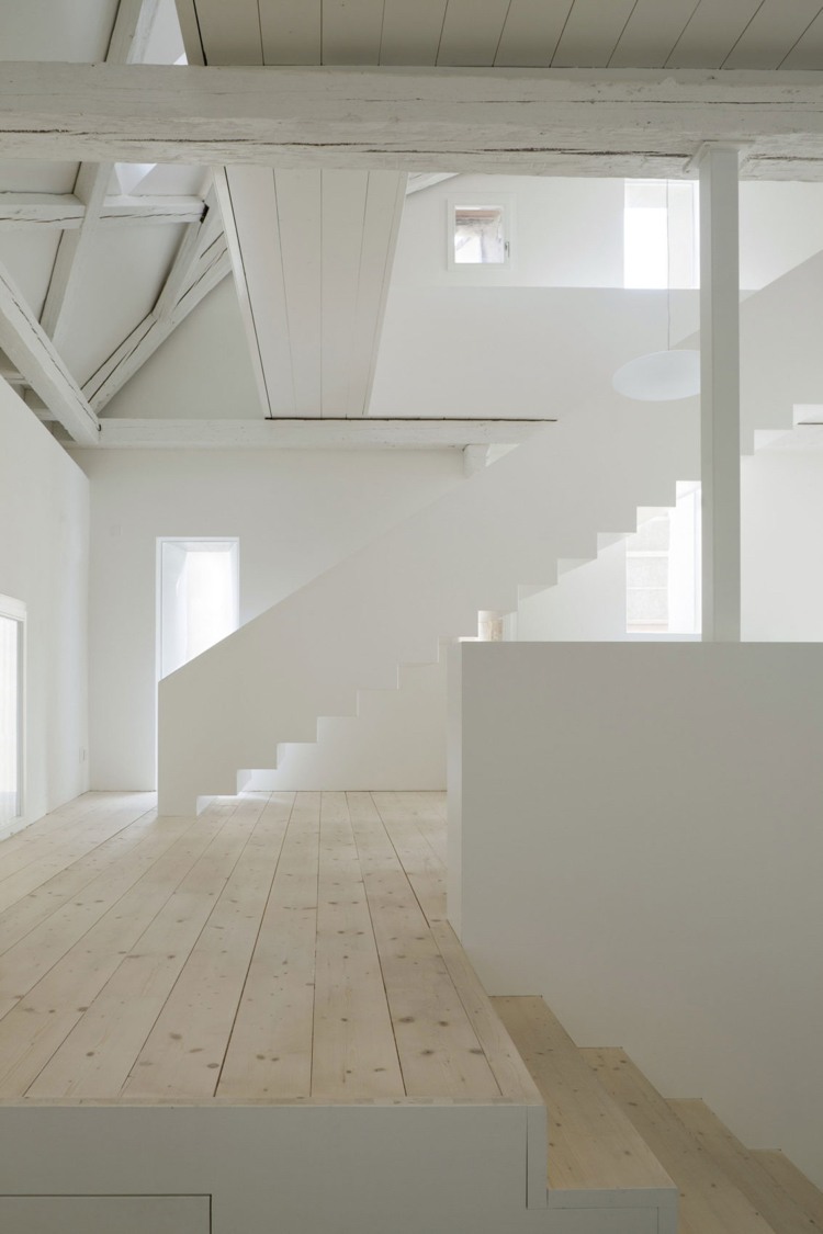 rodinná práca-dom-biela-minimalistická-pracovňa