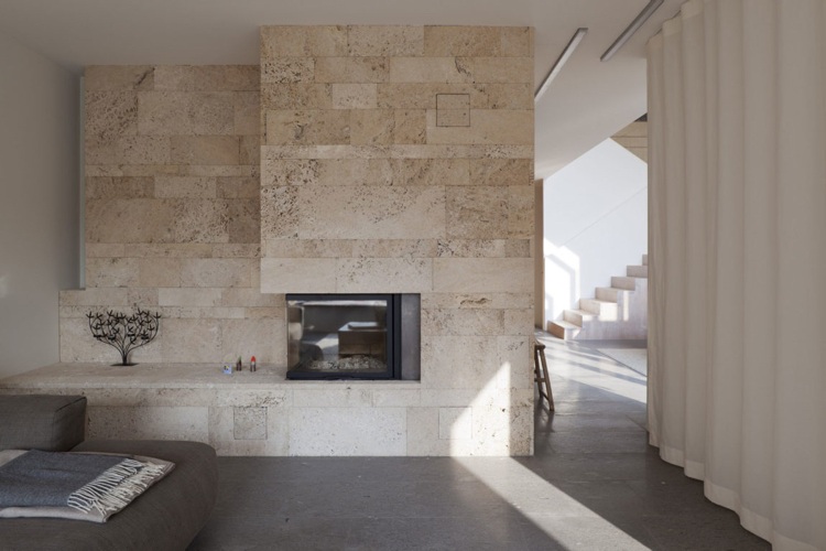 rodina-profesia-dom-interiér-prírodný kameň-krb-minimalistický