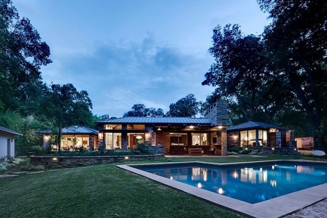 Rodinný vonkajší bazén s dobre udržiavaným osvetlením trávnika