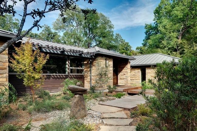 Tradičná rodinná záhrada položená kamenná cesta