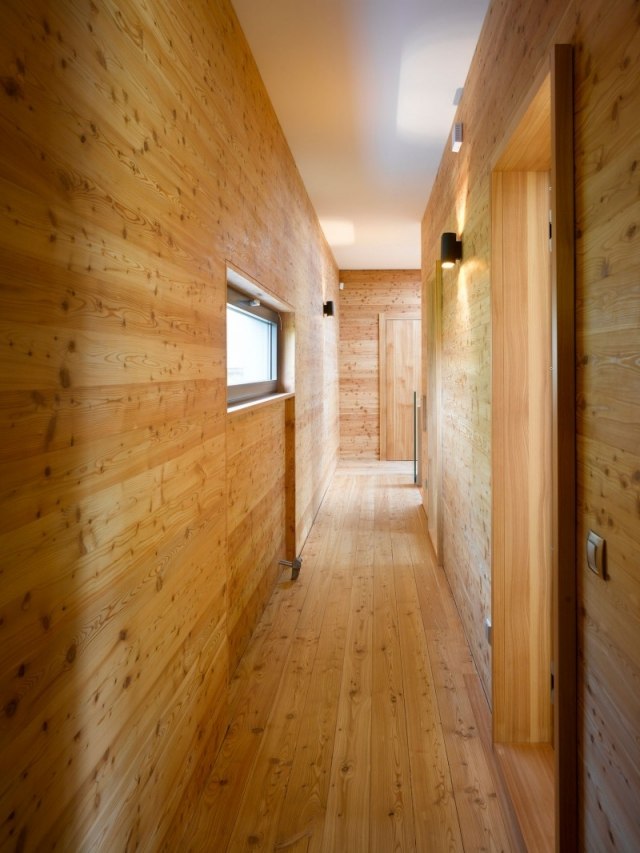 Rodinný dom dlhá chodba drevený materiál mierne osvetlenie Rodinný dom, drevený materiál, nápady na jemné dekorácie osvetlenia