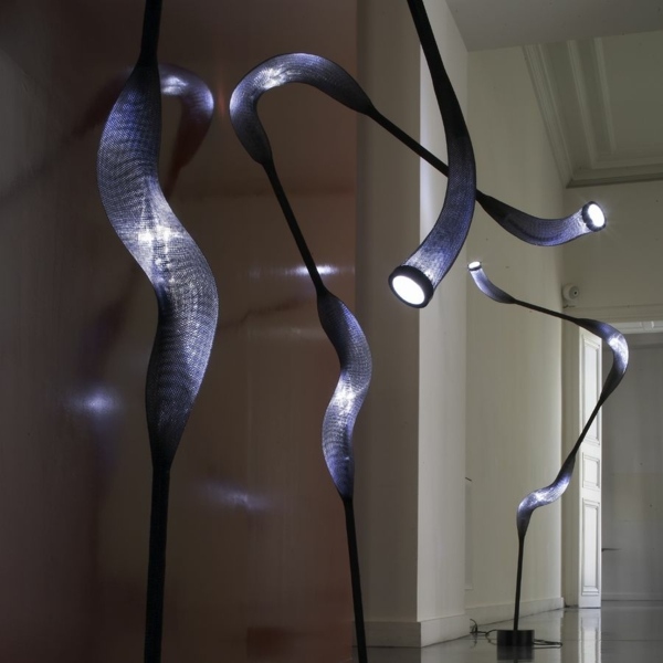 moderná podlahová lampa s flexibilným ramenom paranoidná