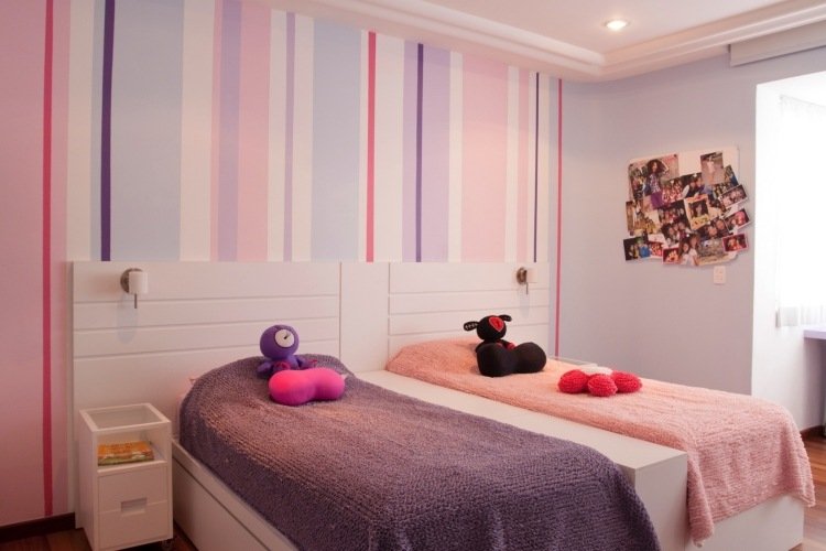 color-wall-design-nursery-girl-pink-purple-white-pruhy