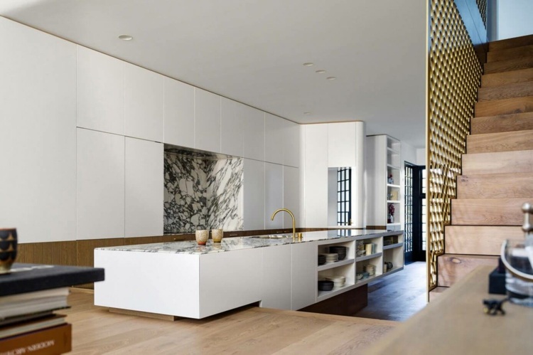 farba zlata minimalistická-kuchyňa-biela-kuchyňa-ostrov-drevená podlaha