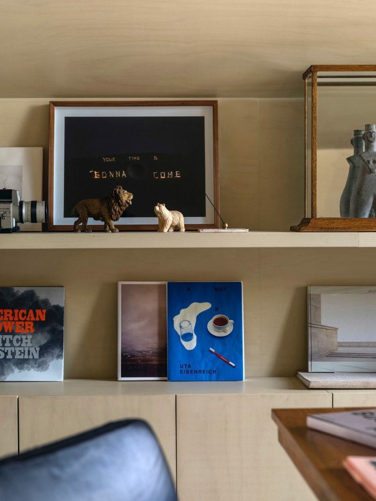 farba-zlaté-poličky-študovňa-dekorácie-obrázky-sochy