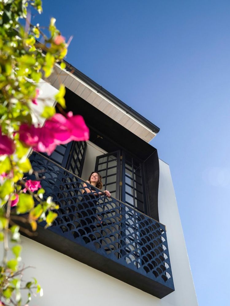 farba-zlatá-balkón-kov-zábradlie-kôlňa-čierna