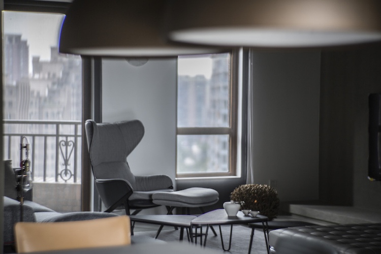 Farba sivá v obývacej izbe - nábytok a omietky na stenách Farba sivá-vizuálne efekty-obývačka-kreslo-terasa