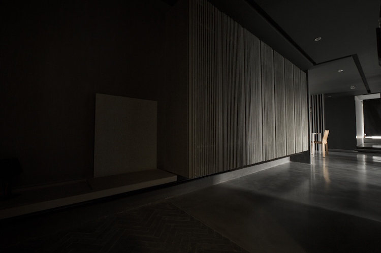 minimalistický interiér navrhnutý úplne v šedej farbe farba-sivá-vizuálne efekty-stena-dizajn-čierne-panely