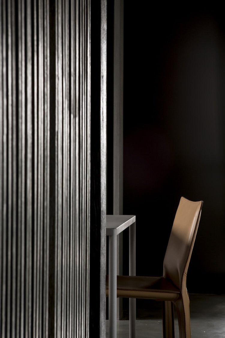 zvislé stenové panely vytvárajú zaujímavú štruktúru farba-sivá-vizuálne efekty-tmavá-drevená-stolička-minimalistický-interiér
