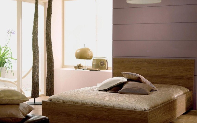 Fialová a ružová vytvárajú očarujúci súbor Farba-byt-spálňa-levanduľa-nuansy-farba na stenu