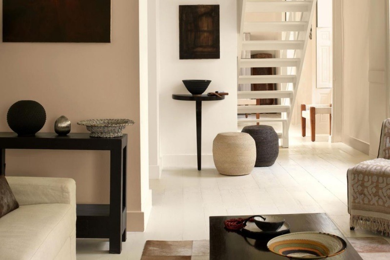 Farba steny v obývačke - staroružová a biela Farba-byt-teplé-nuansy-obývačka-nápady