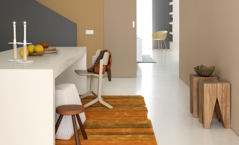 Farba-byt-stena-farba-chodba-dizajn-béžovo-modrá