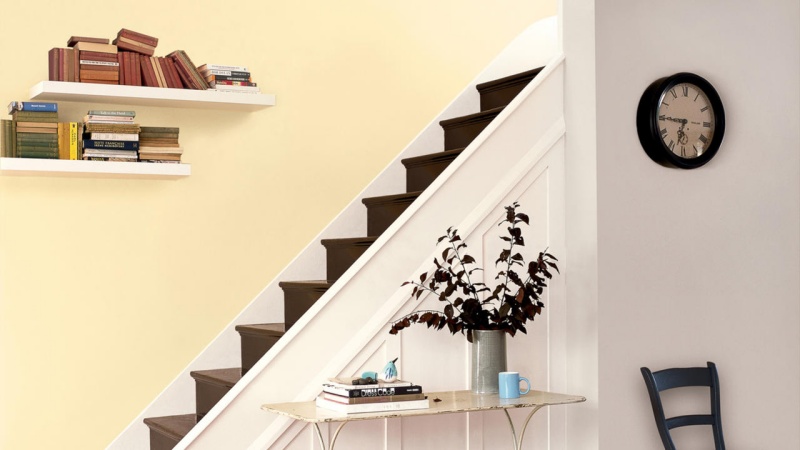 Ružová a broskyňová farba v obývacej izbe Farba-byt-svetlo-žltá-pastelová-chodba-stena