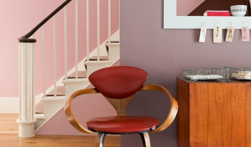 Fialová a ružová farba na chodbe - moderný dizajn steny Farba-byt-chodba-nápady-ružovo-fialová