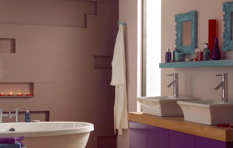 Moderný dizajn steny v spálni v bobuľových farbách Farba-byt-stena-dizajn-nápady-fialová