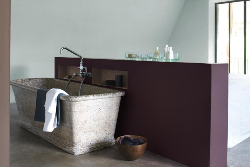 Voľne stojaca vaňa s rozdeľovačom vo fialovej farbe Farba-byt-kúpeľňa-fialová-stena-farba-teplá