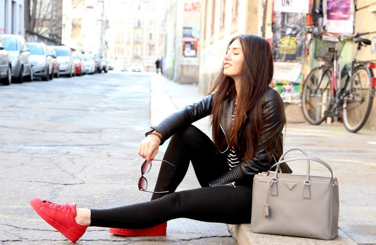 červené kožené tenisky, čierne legíny a čierna kožená bunda červeno-farebný-trend-jesenný-outfit-červené-tenisky-outfit-čierno-kožená bunda