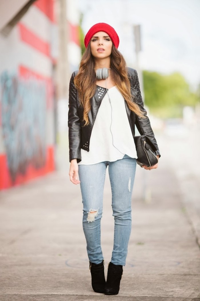 športovo-elegantný outfit na jesenné dni-čierna kožená bunda s rifľami roztrhnutými v kolene športovo-elegantný-outfit-na-jeseň-čierna-kožená bunda-s-nitmi-rifle-červená-pletená čiapka