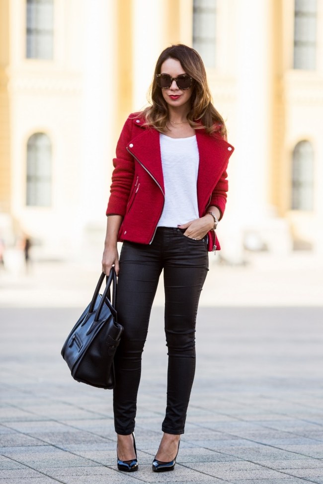 moderný jeseň vyzerá na štýlovo-čierne kožené nohavice priliehavej červenej rockerovej bundy moderný-jesenný-vzhľad-čierne-kožené-nohavice-priliehavého strihu-červená-kožená bunda