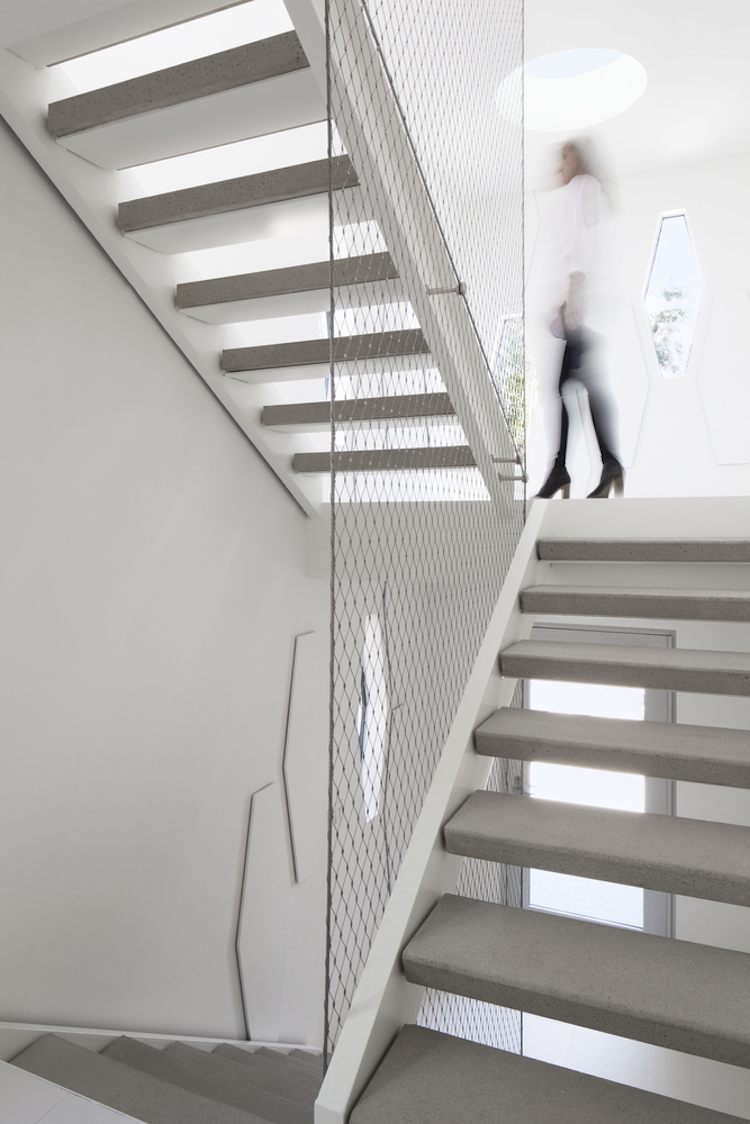 Schodisko navrhnuté úplne v bielej farbe - skutočná hra svetla farba-biela-moderný-dom-schodisko-minimalistický-dizajn
