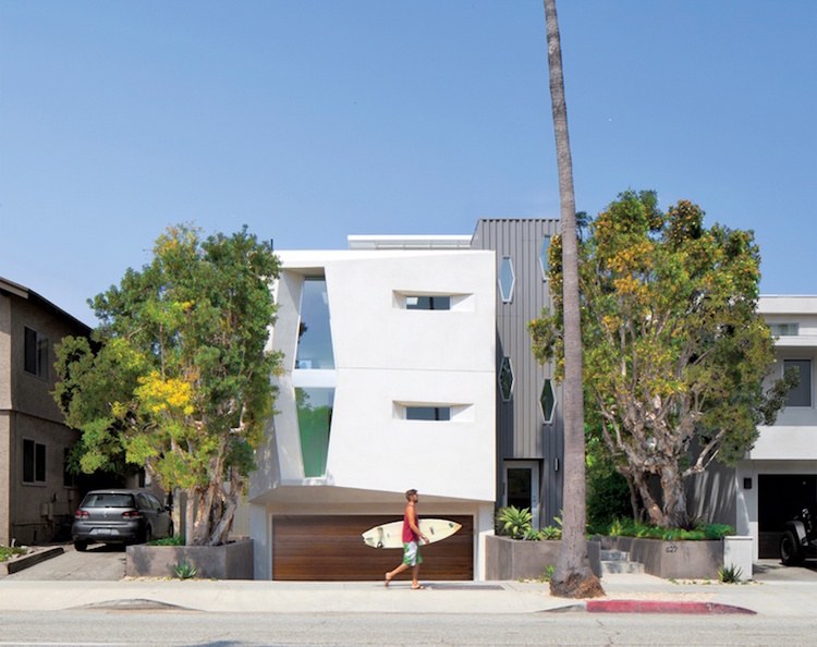 Farba biela - architektonický dom v Redondo Beach v Kalifornii, USA Farba biela moderný dom-Kalifornia-avantgardné okno s voštinou