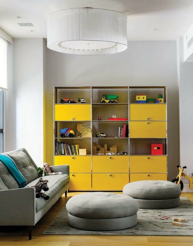 tvar žlté nástenné police svetlo šedá stena žlté nástenné police svetlošedá stena dve taburetky