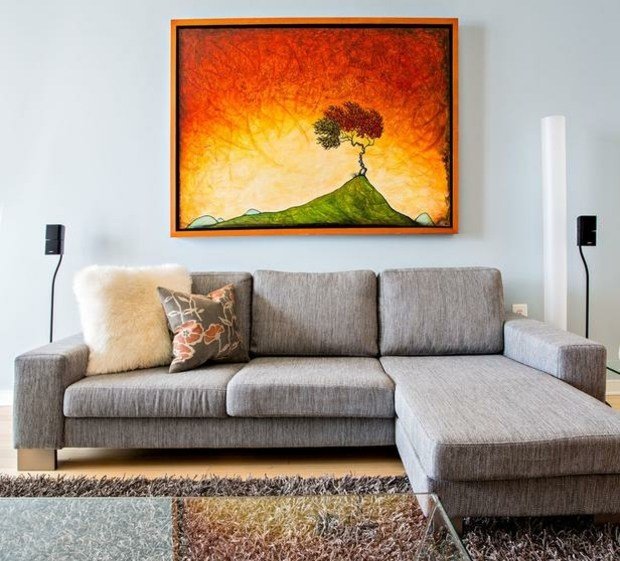 svetlo modrá stena oranžová maľba svetlo modrá stena oranžová maľba šedá sedačka