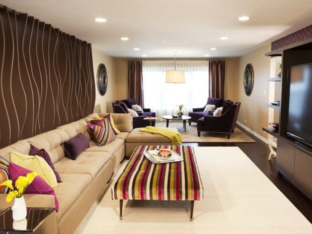 Farebný dizajn konferenčného stolíka v čokoládovo hnedej farbe Čokoládovo hnedý nástenný konferenčný stolík prúžky dekoratívny vankúš pestrofarebný