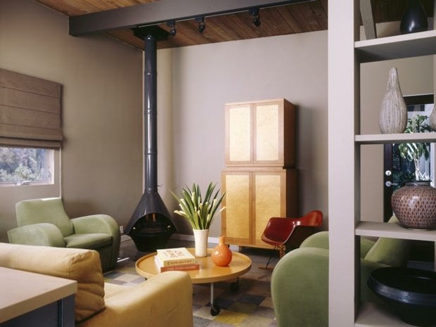 Nápady na dizajn steny, stoličky zelenej farby s krbom tráva zelené stoličky otvorený krb žiarivo žltá pohovka konferenčné stolíky