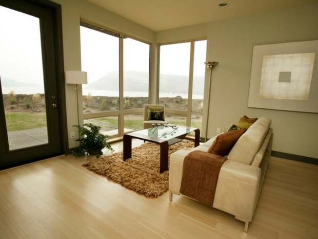 konferenčný stolík zo svetlo pastelovej zelenej laminátovej podlahy béžovej farby Laminátová podlaha béžová sedacia súprava konferenčný stolík drevené sklo