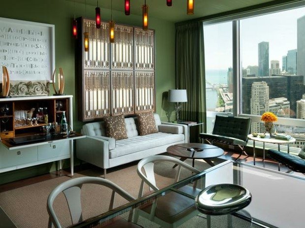 zelená stena zariadená bielou skriňou nastavte biele závesné svetlá do skrinky