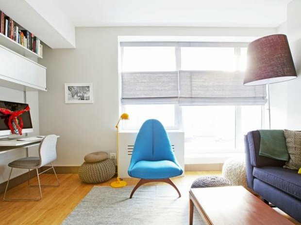 Nábytok do obývačky farba akcenty žltá stojanová lampa svetlo modrá stolička Farebné akcenty žltá stojanová lampa svetlo modrá čalúnená stolička