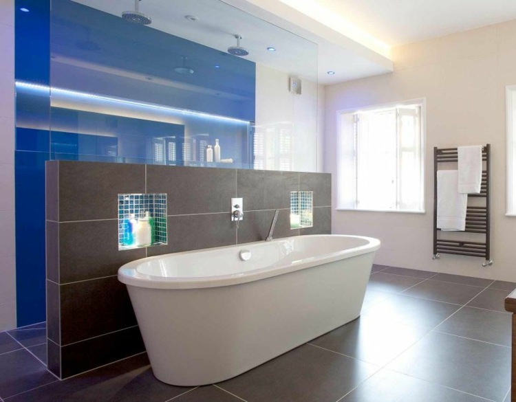 Kúpeľňa v tmavo modrej farbe s LED osvetlením Farby kúpeľňa modrá LED osvetlená stena za vaňou