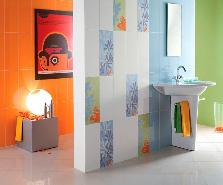 Kúpeľňa vyzerá farebne a sviežo v oranžovej, modrej a zelenej farbe Farby dizajn kúpeľne pestré vyzdobiť nápady moderné